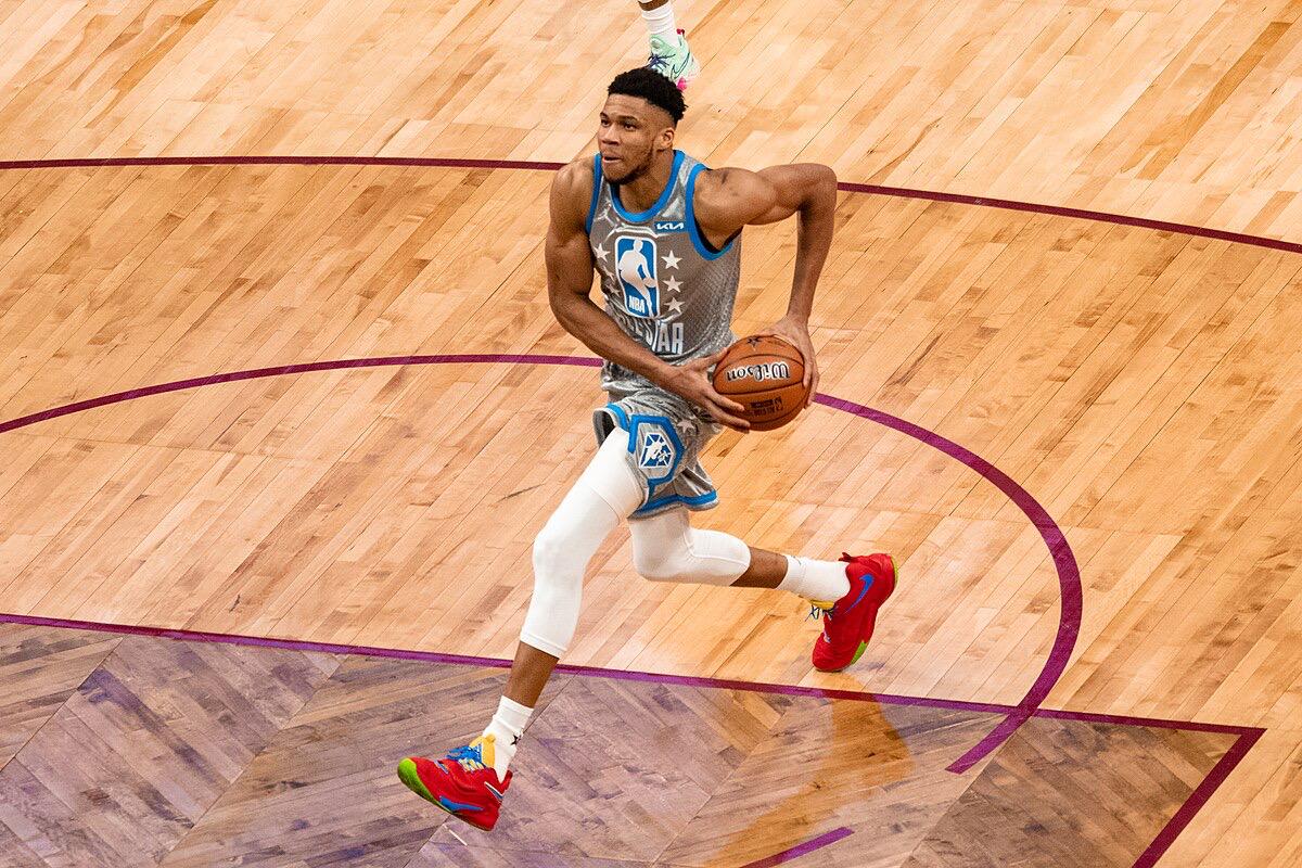 密尔沃基雄鹿如何围绕字母哥构建战术体系？核心角色与系统解析