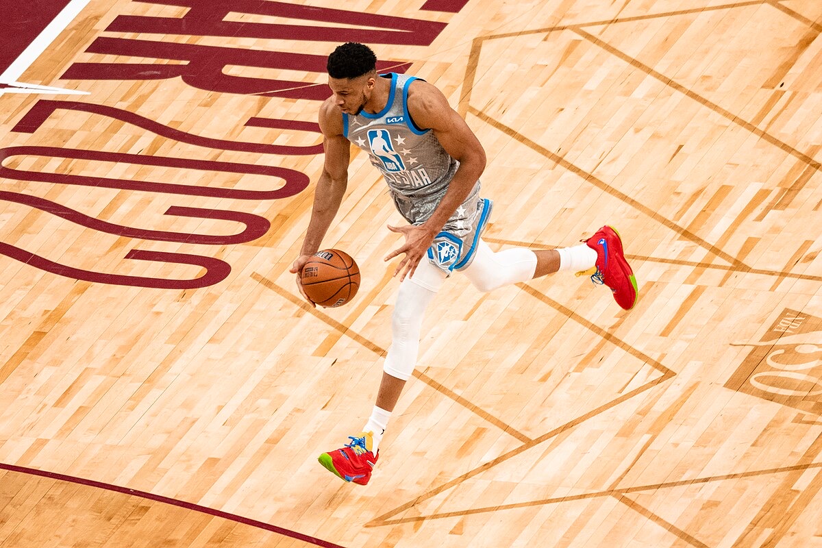 字母哥vs勒布朗vs奥尼尔：NBA三大身体怪物的历史对比解析
