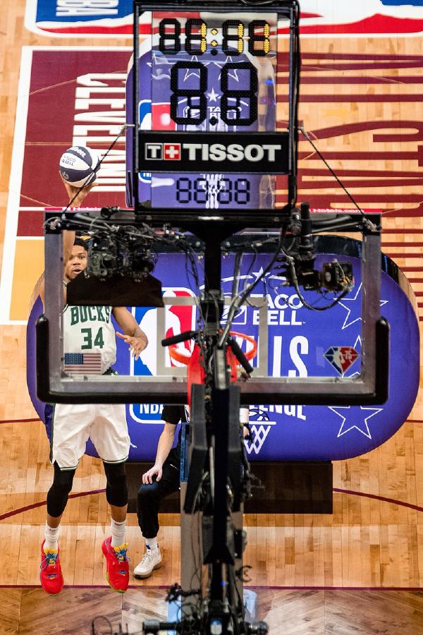 布登霍尔泽如何激活MVP字母哥？从季后赛惨败到2021冠军的教练蜕变